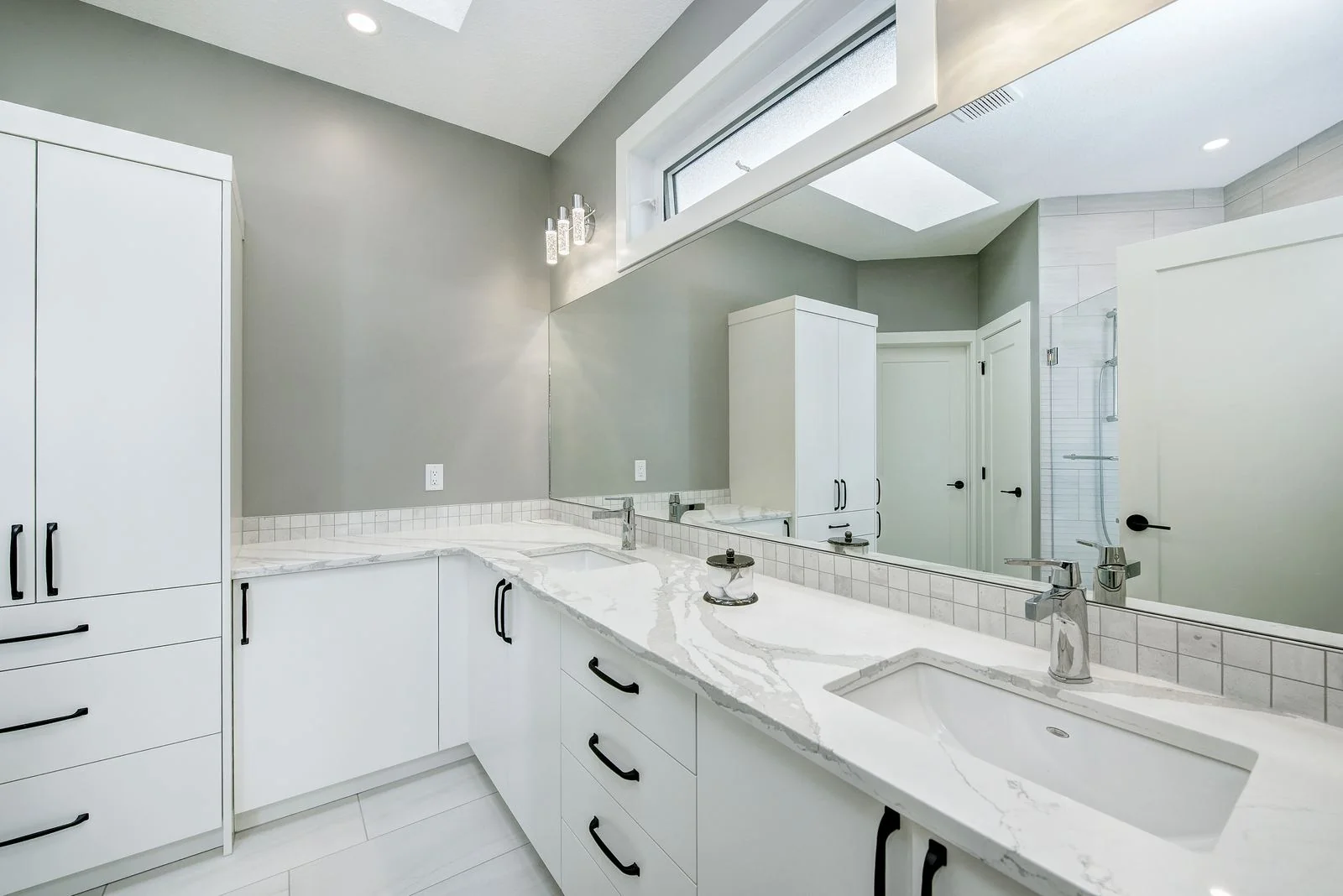 Ensuite vanity with double sinks