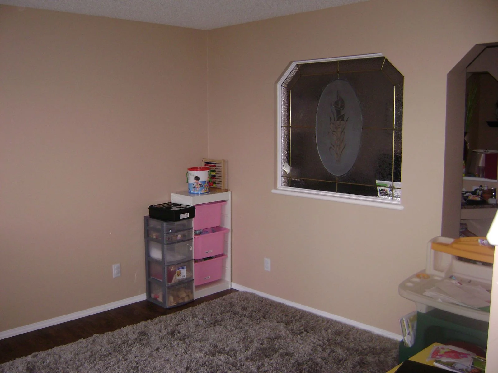 Room with an arched opening before renovation