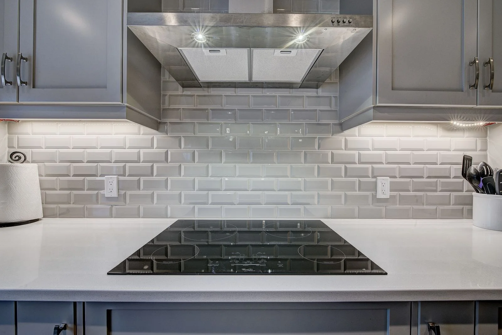 Cooktop with a stainless hood and tiled backsplash