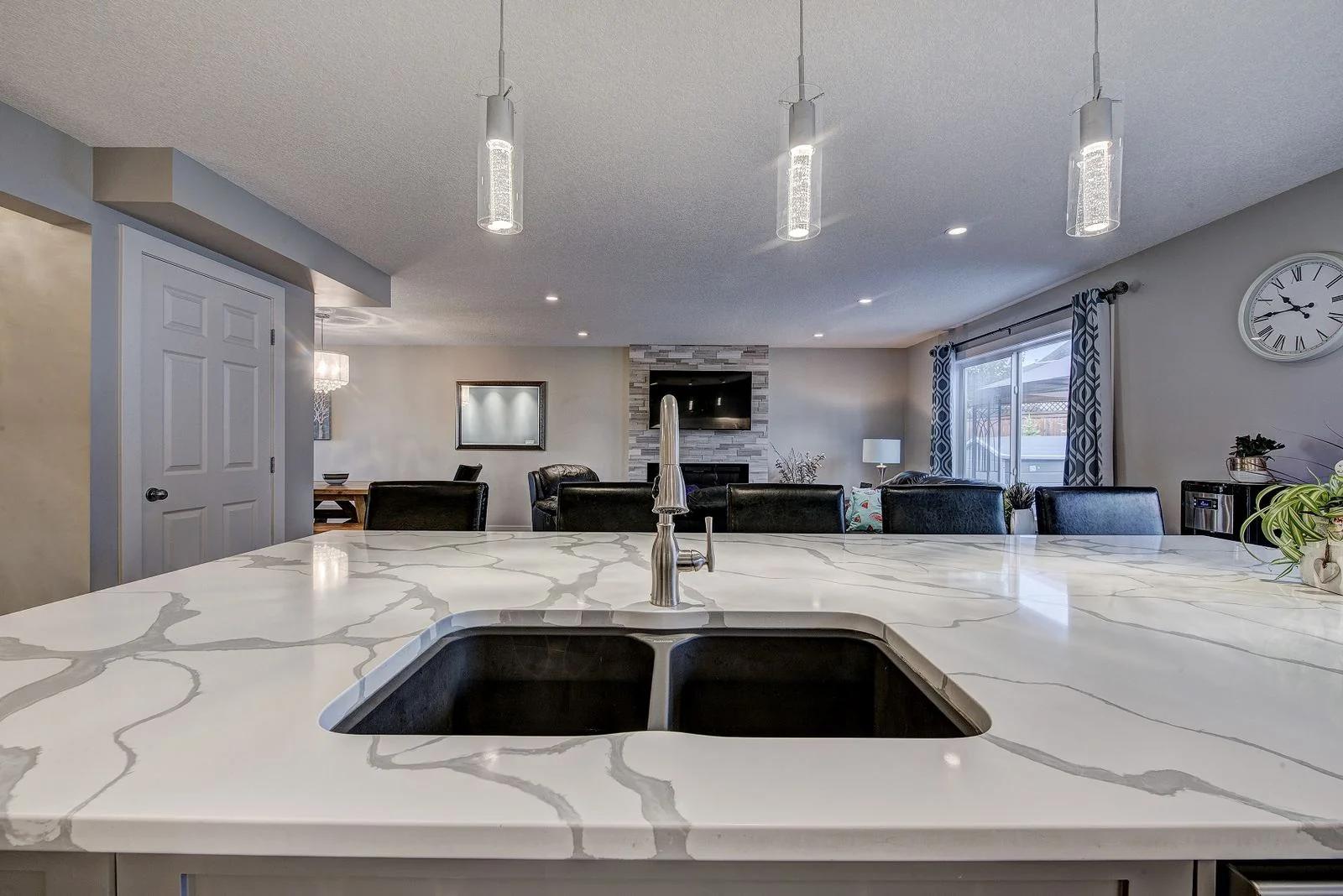 Kitchen island with an undermount double sink