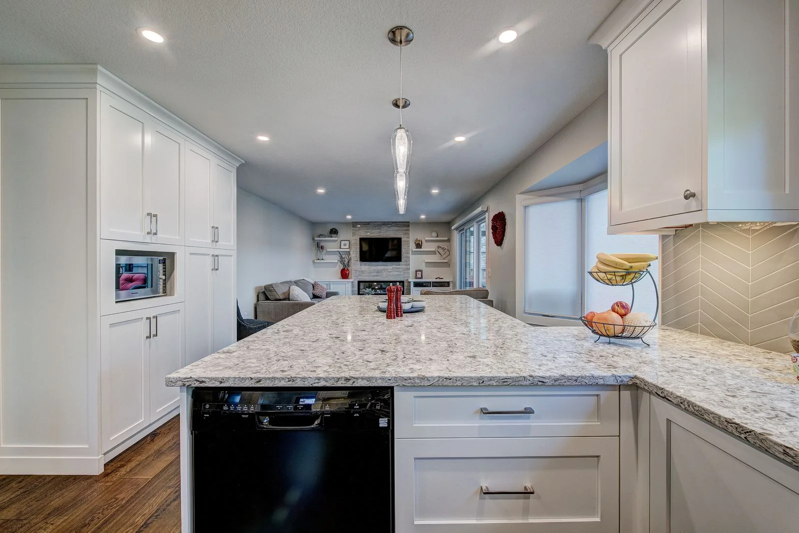Kitchen cabinetry with an integrated dishwasher