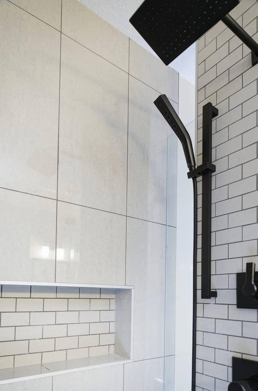 Tiled shower with a niche and matte black fixtures